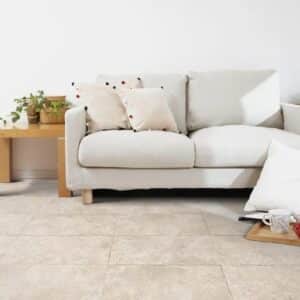 Salon lumineux avec sol en carrelage pierre naturelle Roma Beige 31x62 cm, finition naturelle beige clair, apportant chaleur et élégance.